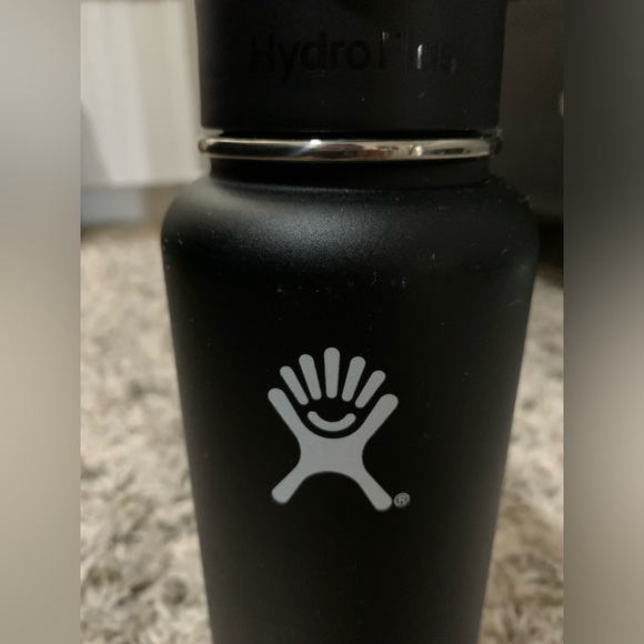 Hydro Flask 32 oz - like new!! - Picture 2 of 6